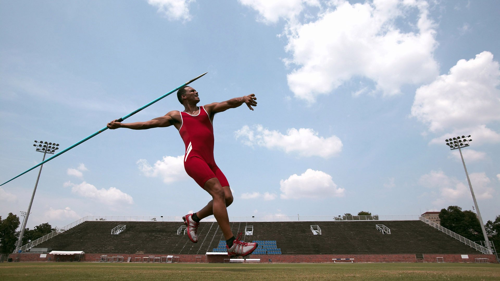 兄弟姐妹组合羽毛球双打赛 场内场外斗嘴不断